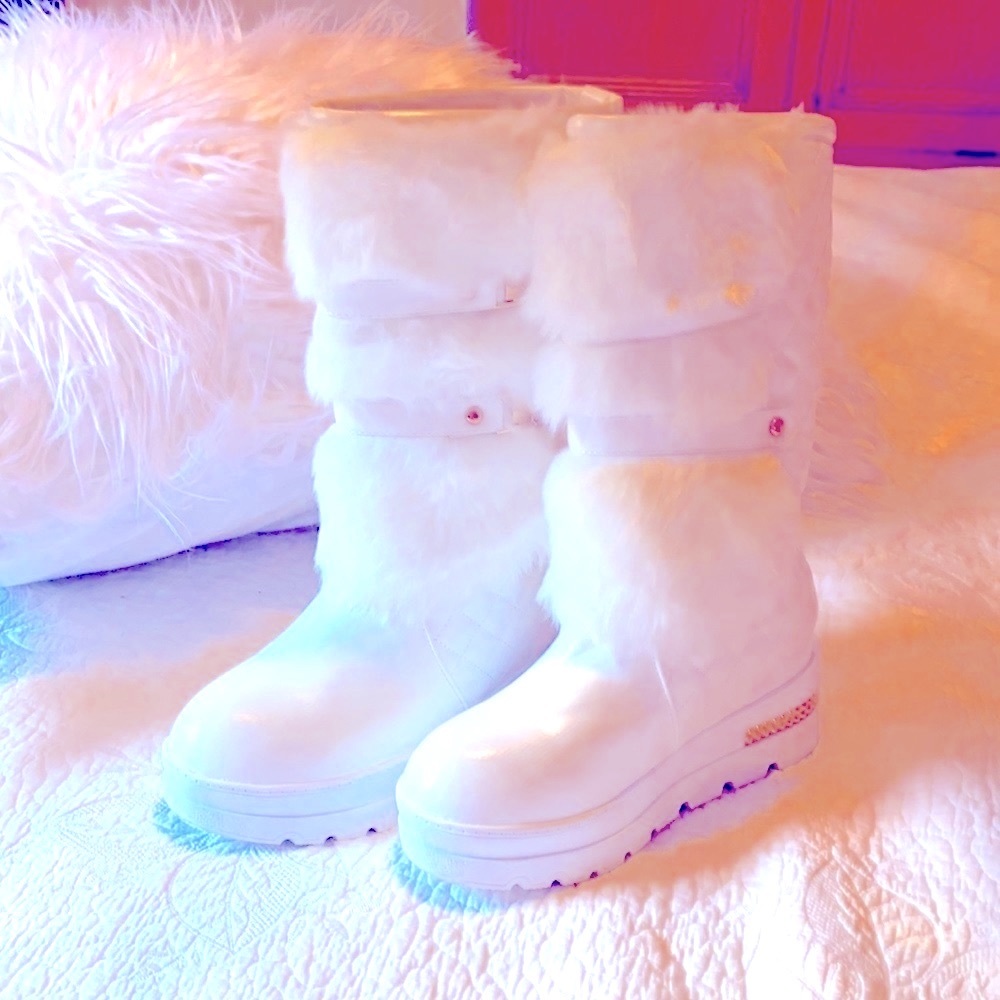 White boots amazingly beautiful 💗